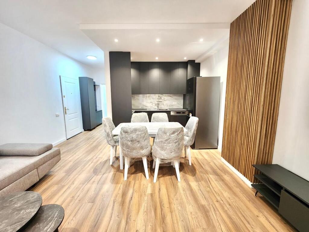 Apartament Premium 3+1+2wc në Qendër – Pazari i Ri- Spar  | 140 m² | Hera e Parë me Qira ( Akoma në qese Mobilimi) 1200 EU🔥* (Qira)