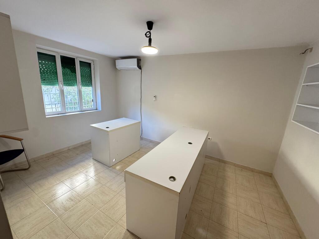Appartamento 2+1 in Affitto per Uffici 📍 Via Kavaja, di fronte alla Policlinica n.9 🏢 2° piano, edificio esistente 💶 500 euro al mese