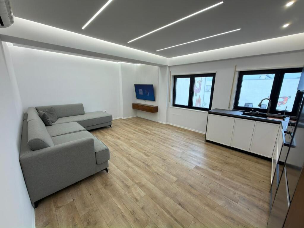 🏡 Shitet Apartament 1+1 – 64.39 m² total, i investuar plotësisht 📍 Kodra e Diellit, Rezidenca Zgjatimi 1  Apartament i pa banuar më parë, në katin e 5-të, orientim lindje me pamje nga Dajti, shumë i qetë, me pamje të brendshme rezidence dhe pa pallat përballë.  ✨ Investim total: 30,000 € Parket cilësor, patinim, gips dekorativ, mobilim i ri, pajisje Samsung/Bosch dhe hidrosanitare premium.  💶 Çmimi total: 160,000 € Investimi shitet edhe me faturë. Pajisjet e çmontueshme mund të hiqen sipas dëshirës së klientit.  🔑 Certifikatë pronësie gati.