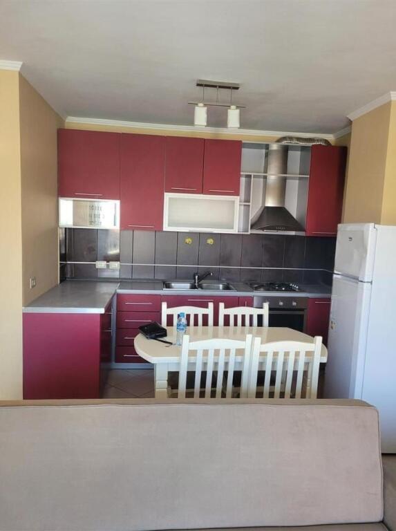 Shitet apartament 1+1 Komuna e Parisit