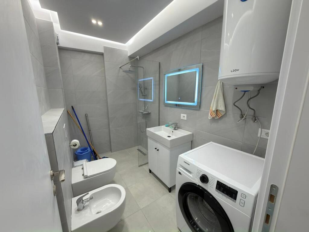 🏡 Shitet Apartament 1+1 – 64.39 m² total, i investuar plotësisht 📍 Kodra e Diellit, Rezidenca Zgjatimi 1  Apartament i pa banuar më parë, në katin e 5-të, orientim lindje me pamje nga Dajti, shumë i qetë, me pamje të brendshme rezidence dhe pa pallat përballë.  ✨ Investim total: 30,000 € Parket cilësor, patinim, gips dekorativ, mobilim i ri, pajisje Samsung/Bosch dhe hidrosanitare premium.  💶 Çmimi total: 160,000 € Investimi shitet edhe me faturë. Pajisjet e çmontueshme mund të hiqen sipas dëshirës së klientit.  🔑 Certifikatë pronësie gati.