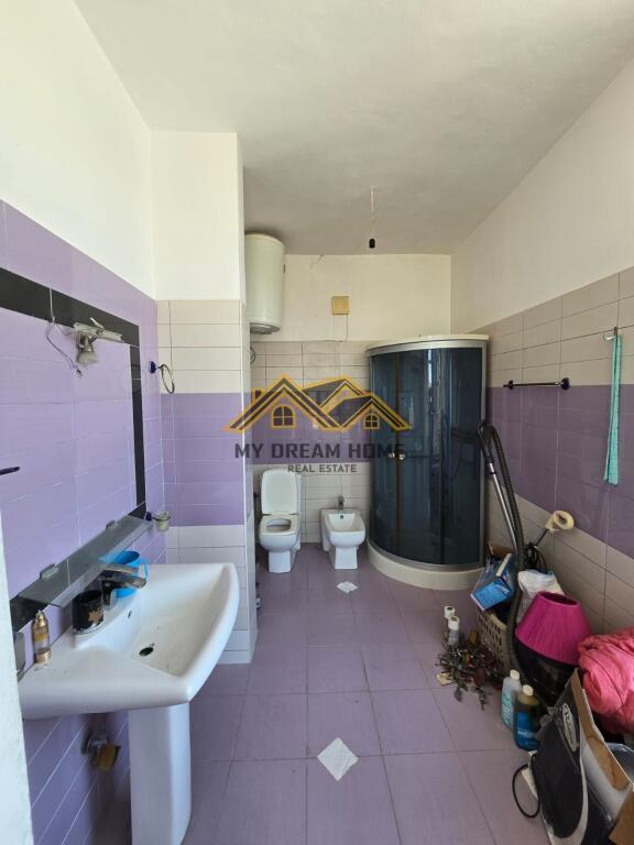 SHITET APARTAMENT 2+1+2+VERAND ME PISHIN TEK SHKEMBI I KAVAJES!!