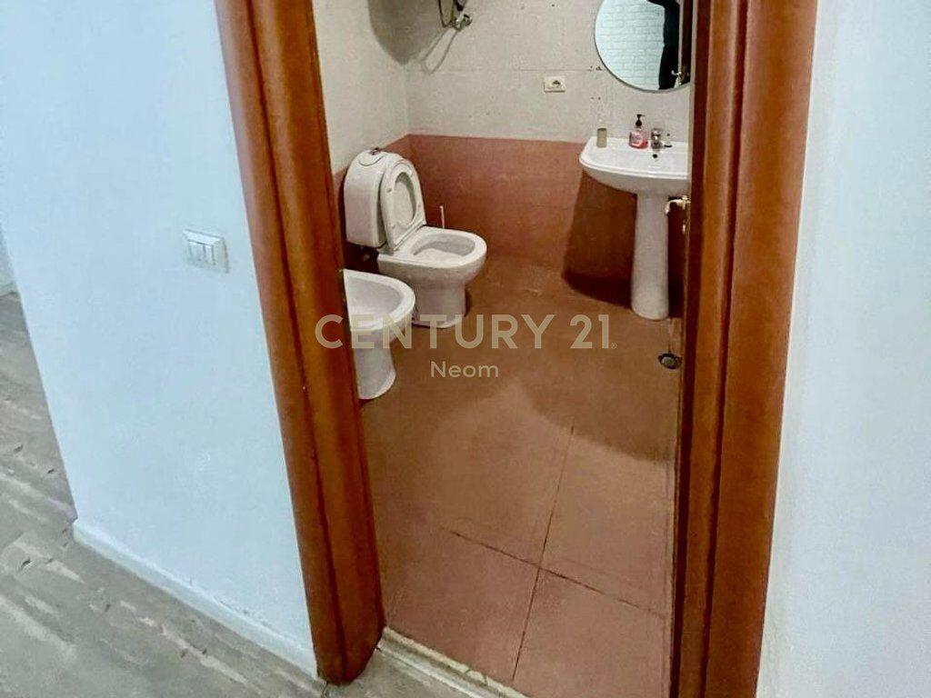 Zyrë moderne me qira – 125 m², me post parkimi, pranë Liceut Artistik