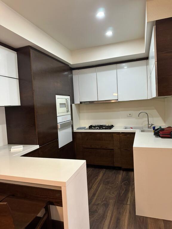 🏡✨ Jepet me Qira – Apartament 3+1 📍 Lokacioni: Kompleksi Kontakti, 21 Dhjetori 💶 Çmimi: 1,000 € / muaj