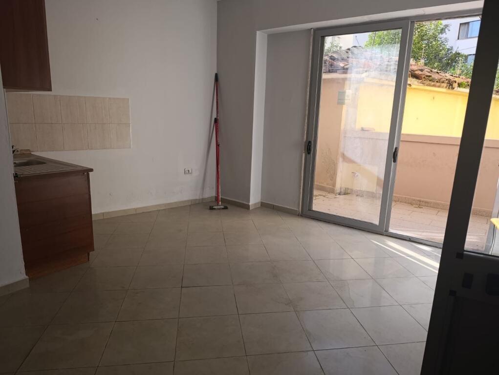 Ambjent zyra, dyqan, Prokuroria e Tiranes!