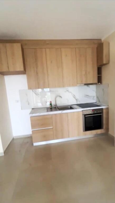 🏢Ne fund te Rruges 5 Maji,tek Pallatet e rindertimit, jepet me qera apartament1+1 ,pjeserisht i mobiluar : 35,000Leke