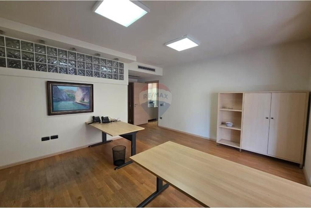 AMBIENT BIZNESI PER SHITJE TEK LIBRI UNIVERSITAR!