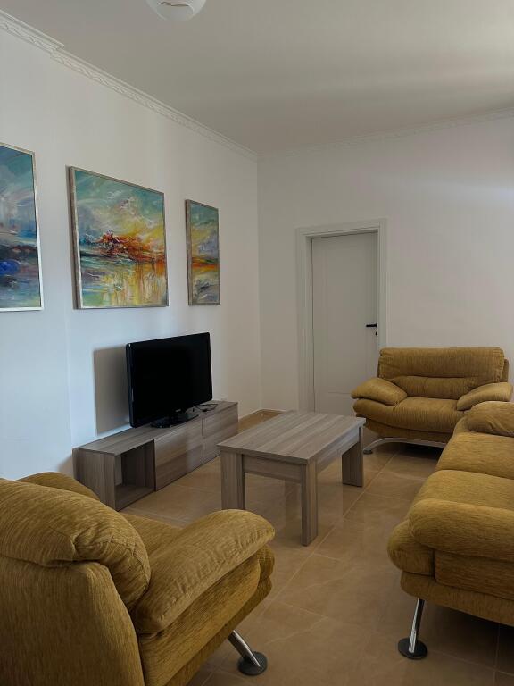 Jepet me qira: Apartament 2+1 i mobiluar ,Rruga e Çipajve, Vlorë