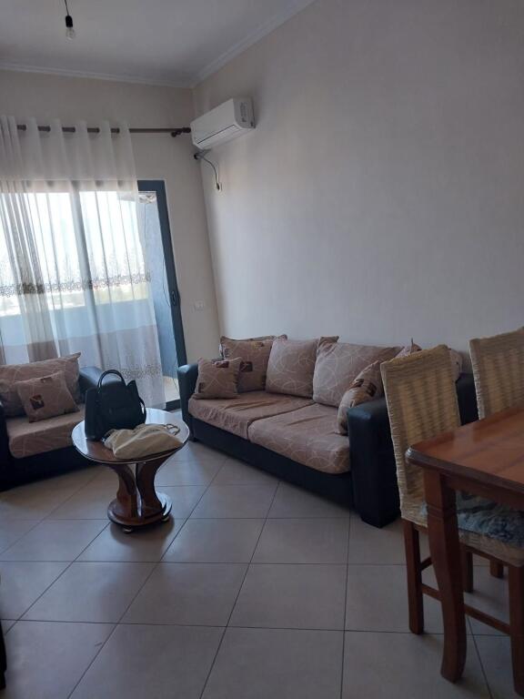 Jepet me qera apartament 2+1+2, Astir