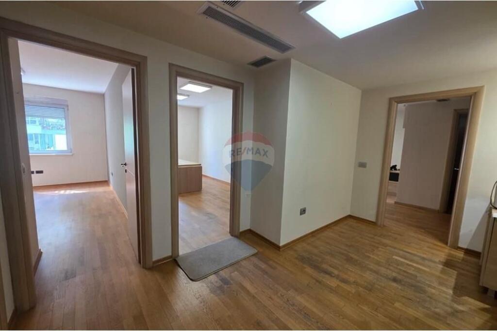 AMBIENT BIZNESI PER SHITJE TEK LIBRI UNIVERSITAR