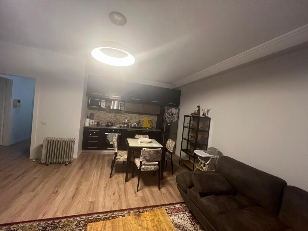 Jepet me qira 2+1 te komuna e parisit 800 Euro