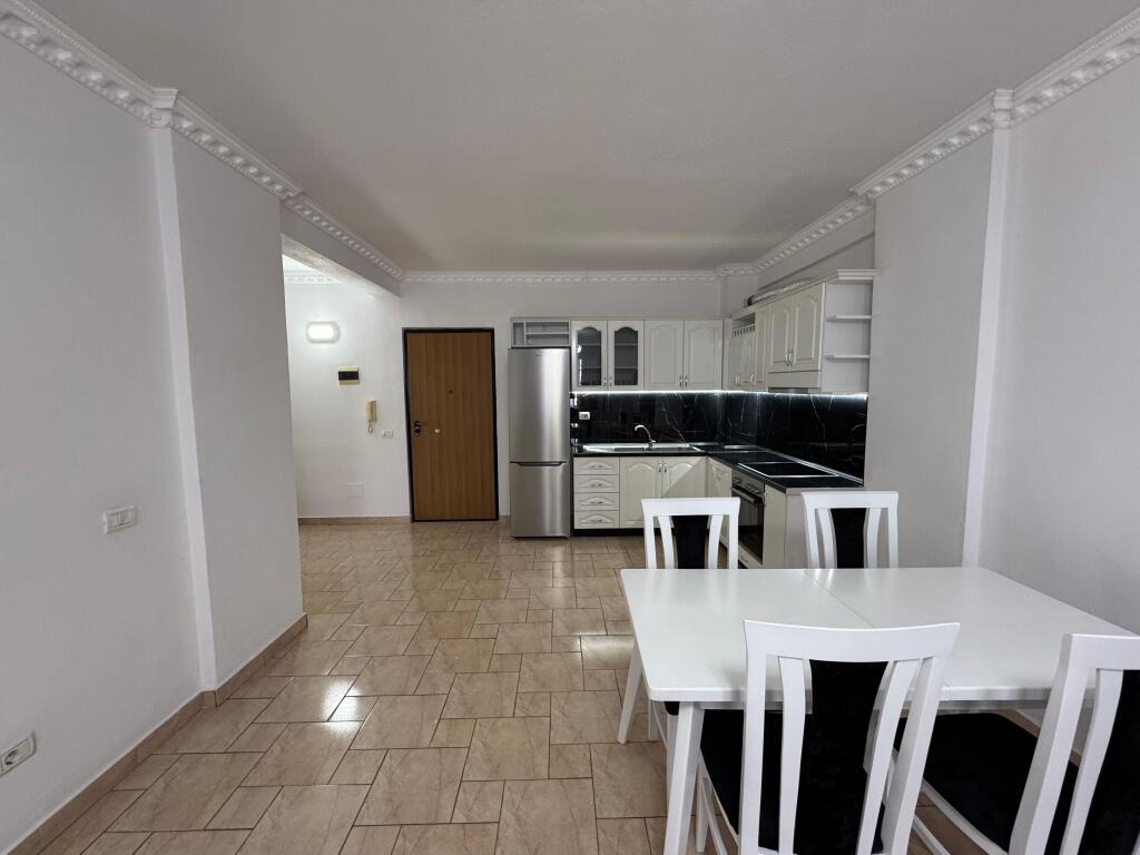 Shitet Apartament 1+1