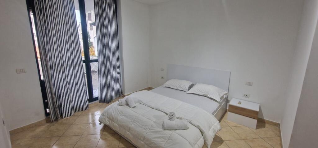 Jepet me qera apartament 2+1+2 tualete te 21 dhjetori