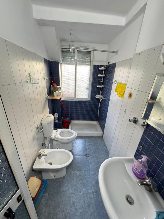 Appartamento 2+1 in Affitto per Uffici 📍 Via Kavaja, di fronte alla Policlinica n.9 🏢 2° piano, edificio esistente 💶 500 euro al mese