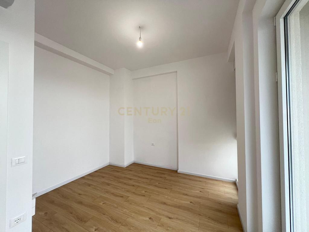 JAPIM ME QERA VILE NE FARKE, TIRANE