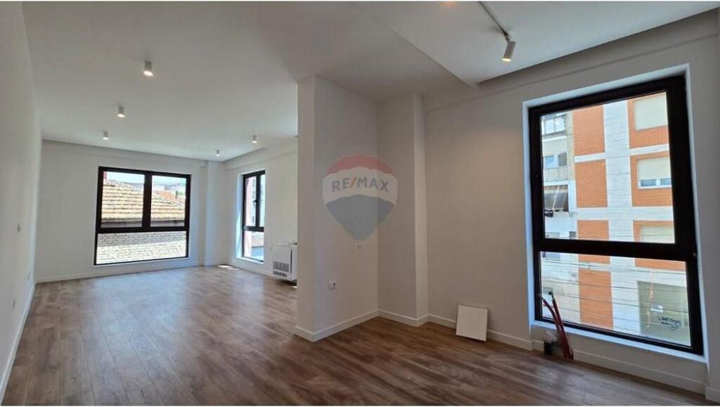 Zyrë - Për Qira - Myslym Shyri, Tiranë