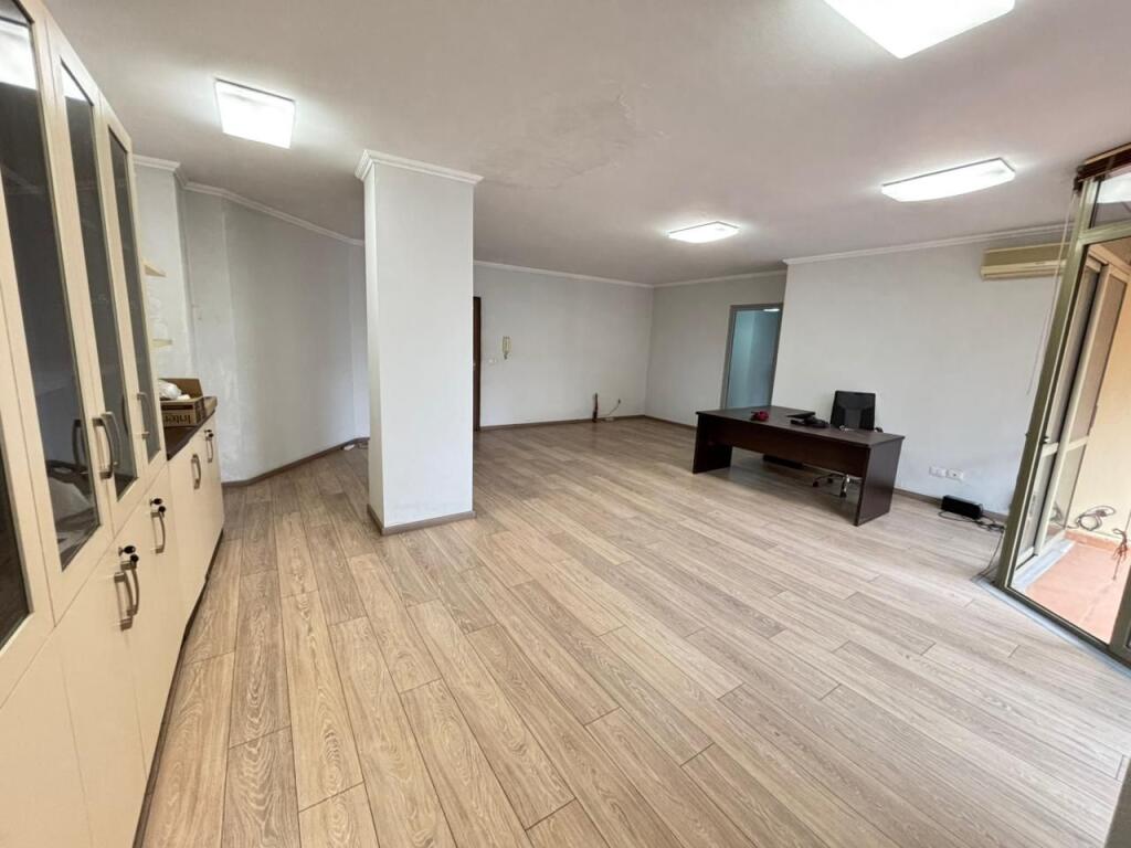 Shitet Apartament 2+1, i Pozicionuar në një nga zonat më të kërkuara ne Rrugen Muhamet Gjollesha ne 21 Dhjetor.