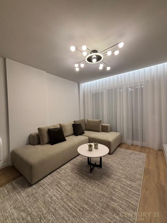 QIRA | Apartament Modern 1+1 – Pazari i Ri, Tiranë
