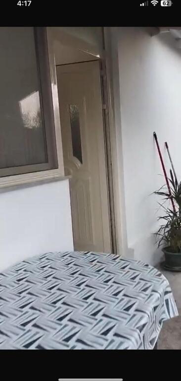 🏠 **Vilë / Shtëpi private 1+1** me qira, e ndodhur në zonën **Laprake / Spitali Ushtarak / Dogana**