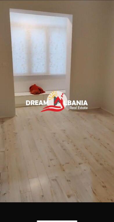 Ambjent zyrash me qera prane Kryqezimit te 21 Dhjetorit, Tirane ID (42611394)