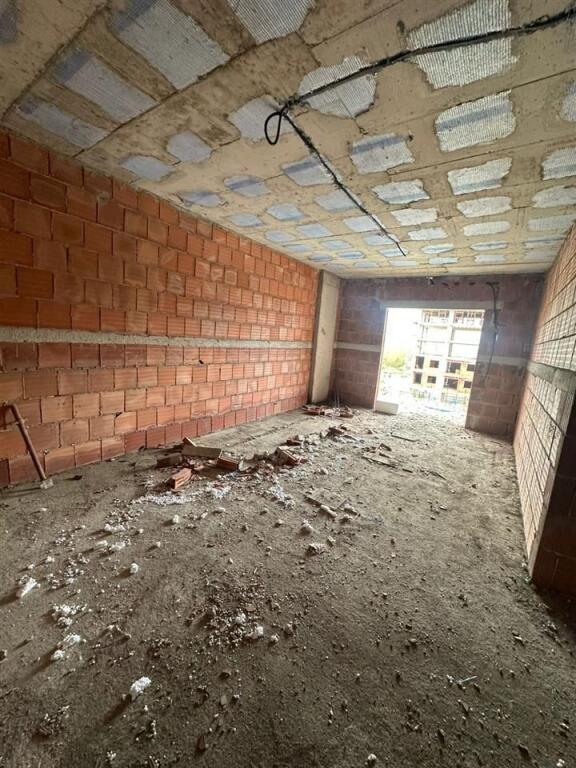 APPARTAMENTO 2+1+2 IN VENDITA PRESSO L'EX CAMPO DI AVIAZIONE, TIRANA