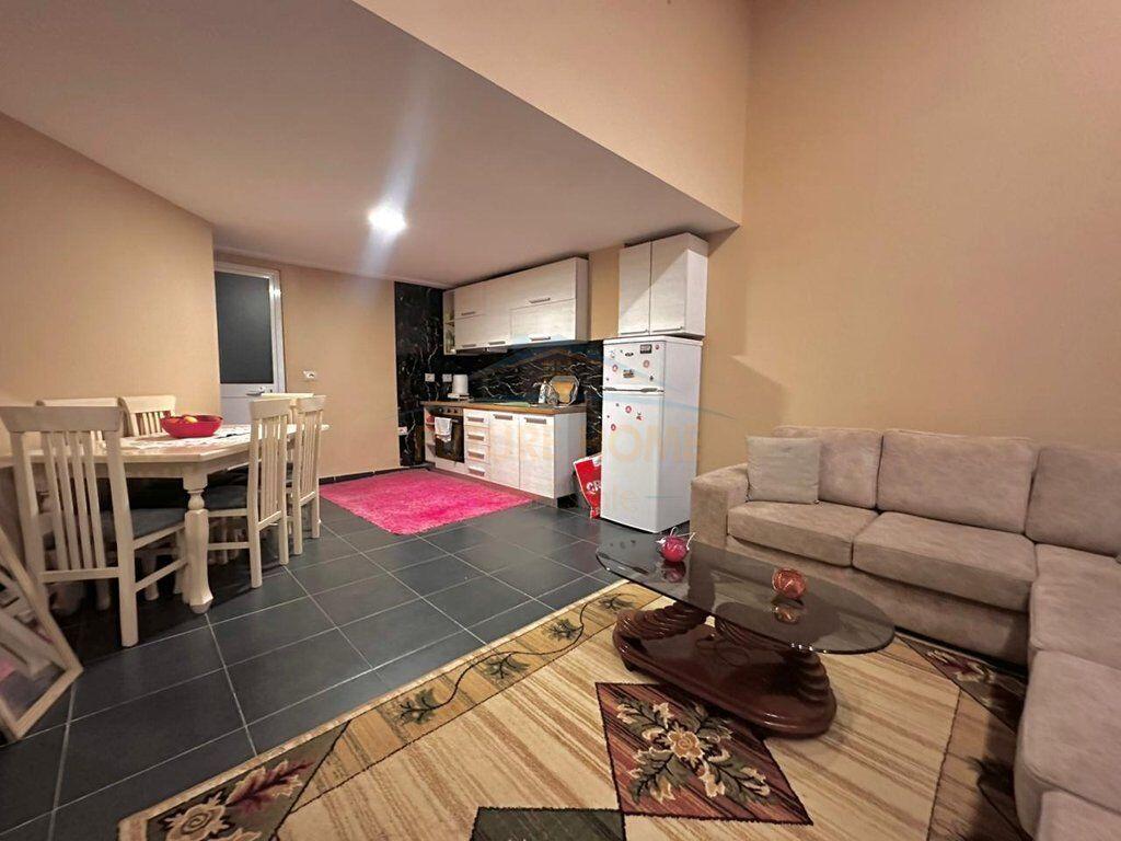 Shitet, Duplex, Liqeni i Thatë, Tiranë