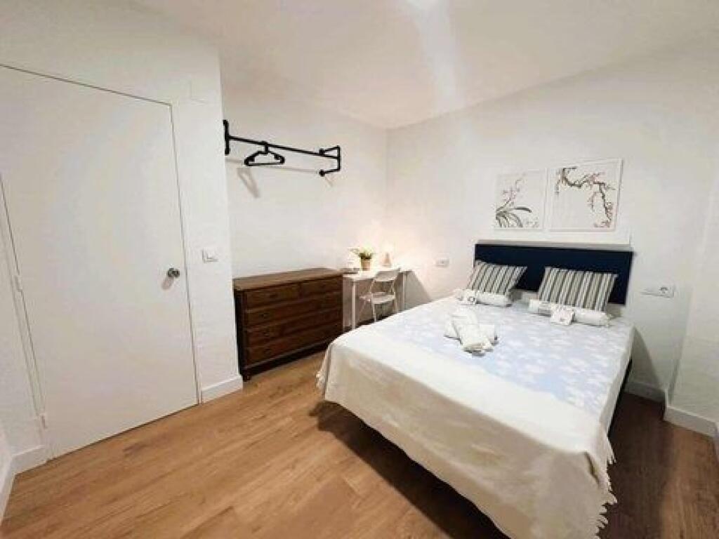 Apartament Me Qera 2+1 Tek Rruga e Barrikadave (ID B2201618) Tirane