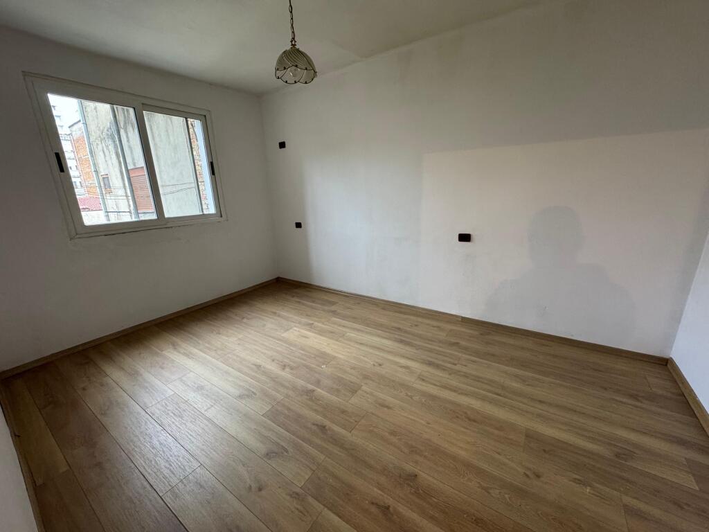 Shitet Apartament 2+1