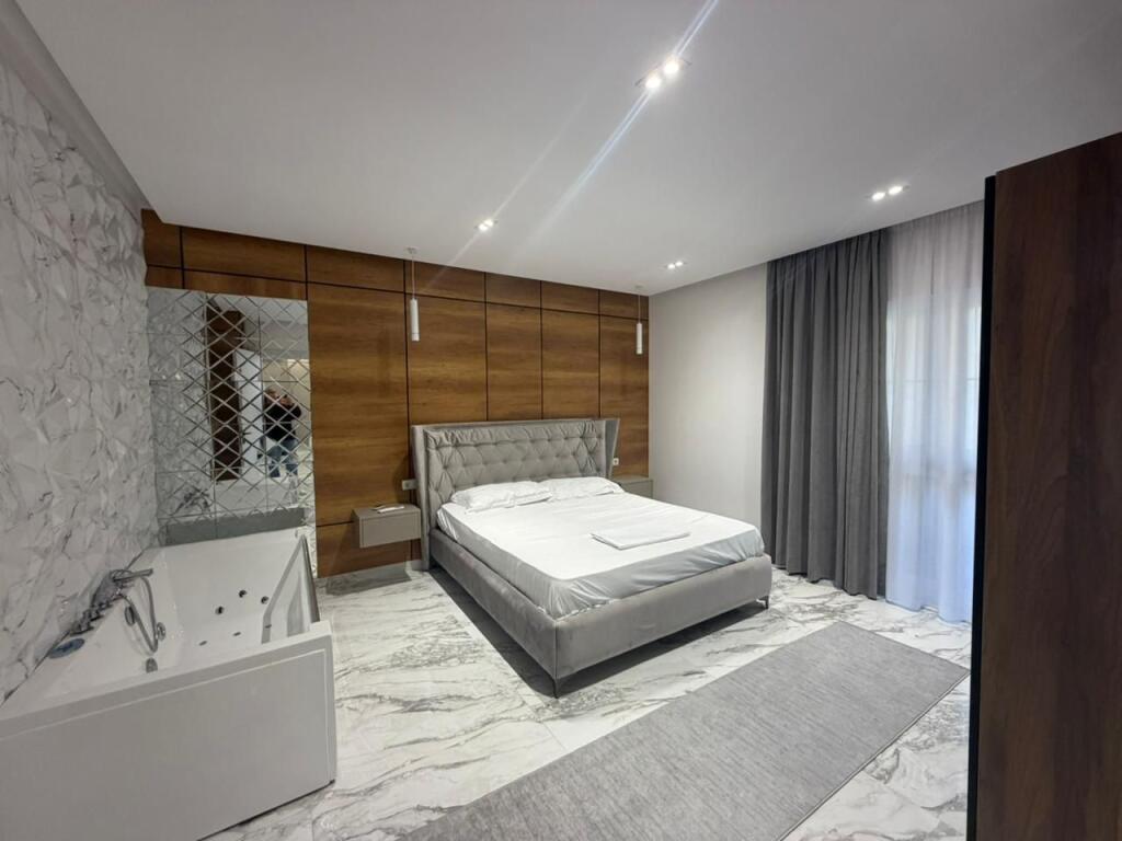 Shitet Apartament 2+1