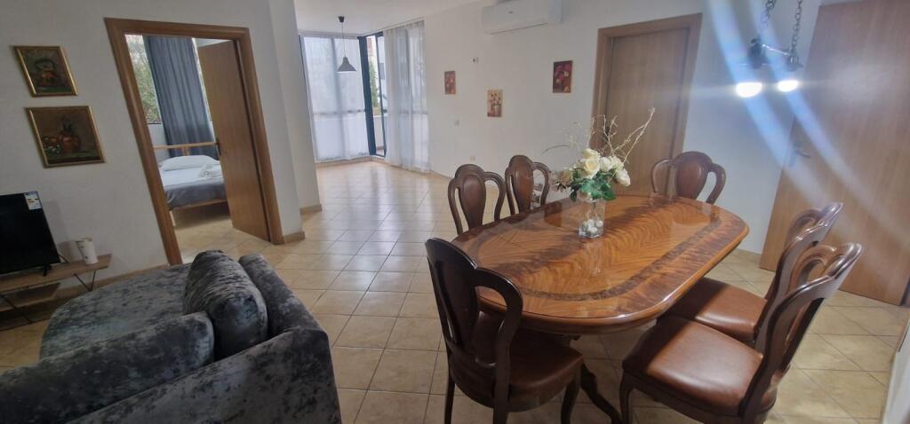 Jepet me qera apartament 2+1+2 tualete te 21 dhjetori