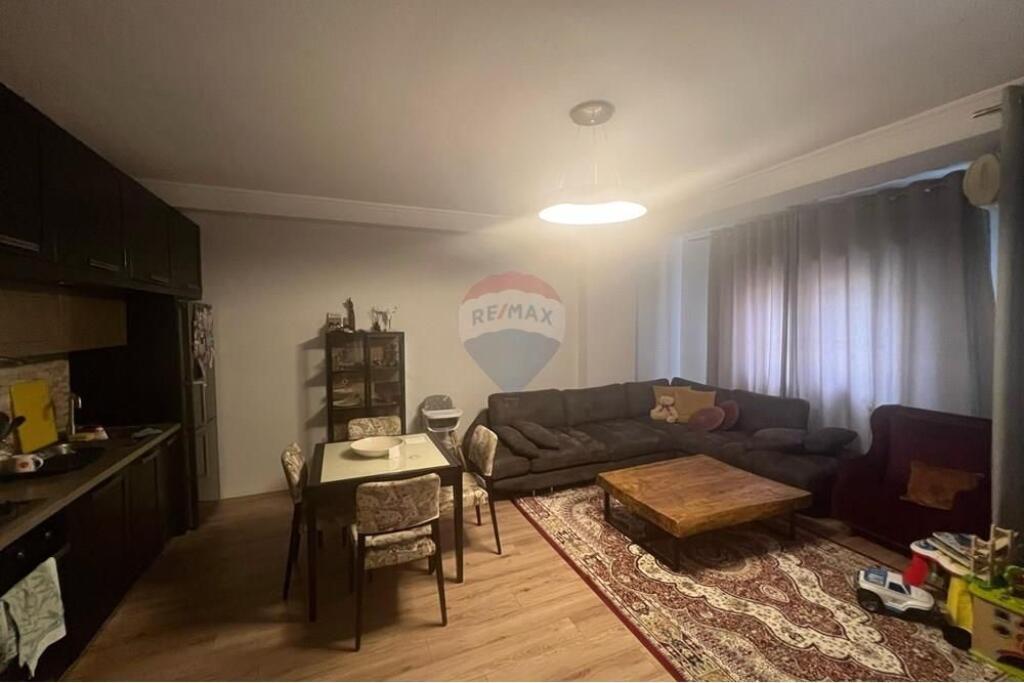 Apartament per qira prane lulishtes 2+1+2  Komuna e Parisit