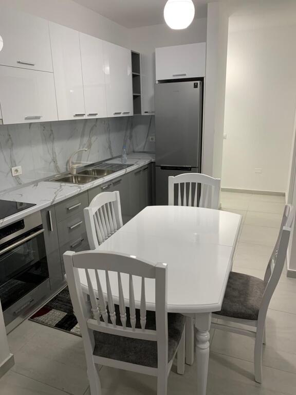 Jepet me qira 2+1+2 FIORI DI BOSKO 700€