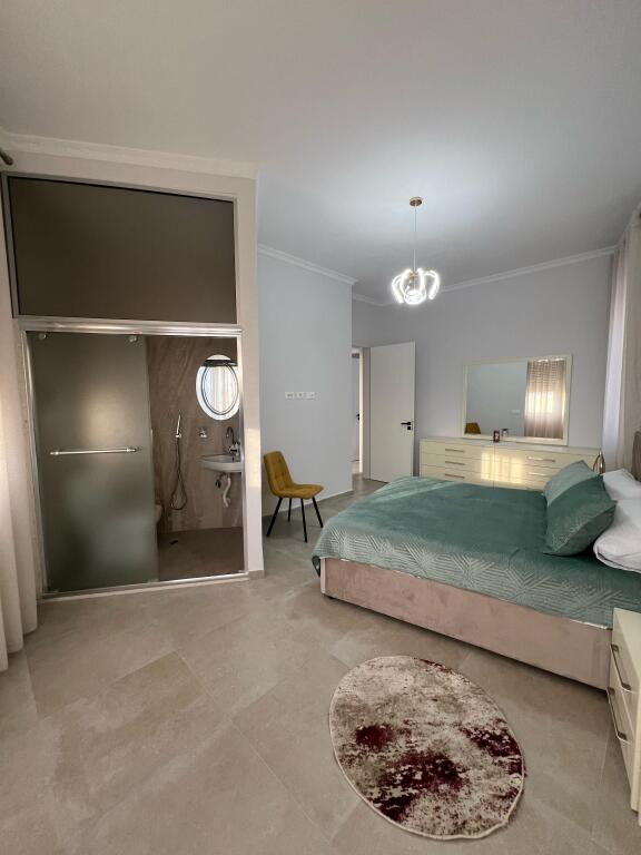 APARTAMENT ME QIRA 2+1 TE KAFE FLORA NE QENDER