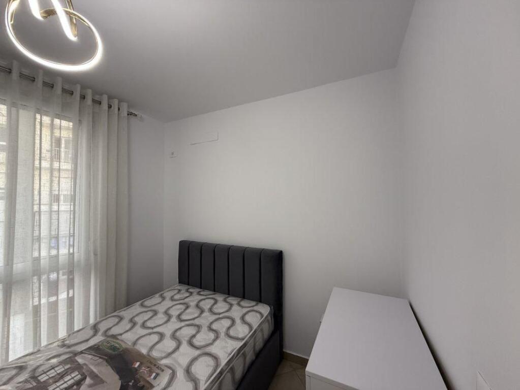 APARTAMENT ME QERA 2+1 RRUGA E BARRIKADAVE 1.000 EURO