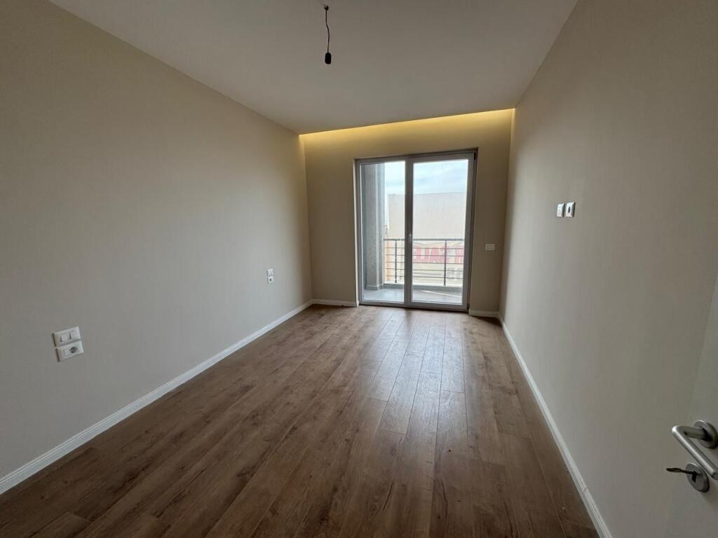 Shitet Apartament 1+1 Golem Pamje Deti