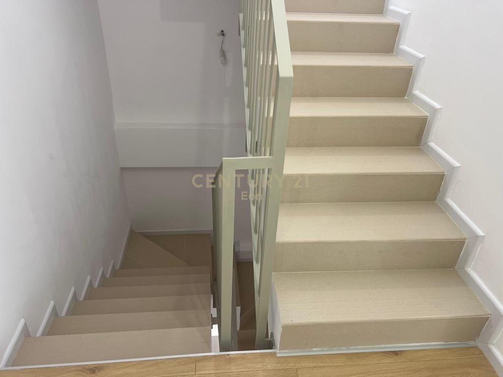 JAPIM ME QERA VILE NE FARKE, TIRANE