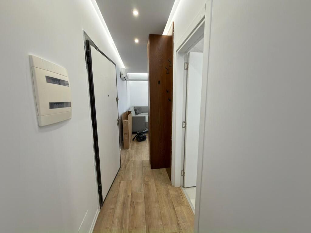 🏡 Shitet Apartament 1+1 – 64.39 m² total, i investuar plotësisht 📍 Kodra e Diellit, Rezidenca Zgjatimi 1  Apartament i pa banuar më parë, në katin e 5-të, orientim lindje me pamje nga Dajti, shumë i qetë, me pamje të brendshme rezidence dhe pa pallat përballë.  ✨ Investim total: 30,000 € Parket cilësor, patinim, gips dekorativ, mobilim i ri, pajisje Samsung/Bosch dhe hidrosanitare premium.  💶 Çmimi total: 160,000 € Investimi shitet edhe me faturë. Pajisjet e çmontueshme mund të hiqen sipas dëshirës së klientit.  🔑 Certifikatë pronësie gati.