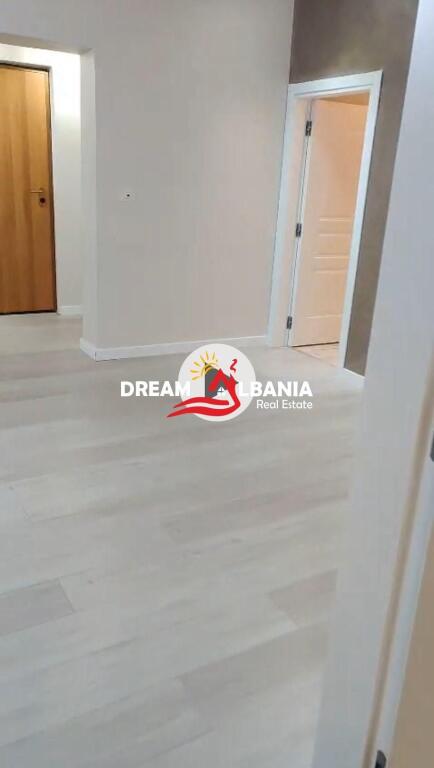 Ambjent zyrash me qera prane Kryqezimit te 21 Dhjetorit, Tirane ID (42611394)