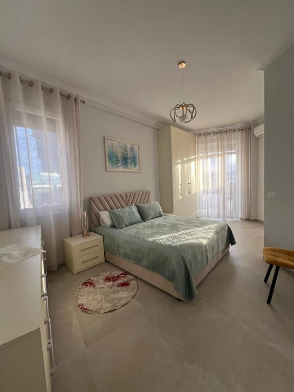 🏡 **Jepet me qira Apartament 2+1 – Qendër, pranë Kafe Flora**
