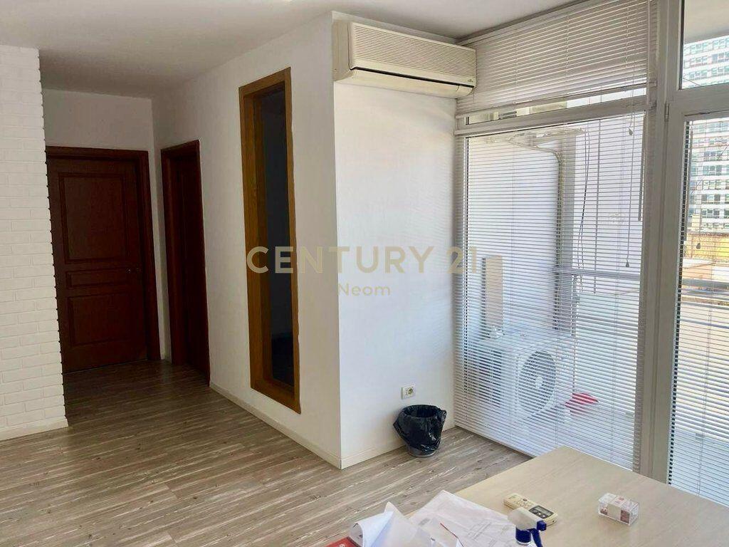 Zyrë moderne me qira – 125 m², me post parkimi, pranë Liceut Artistik