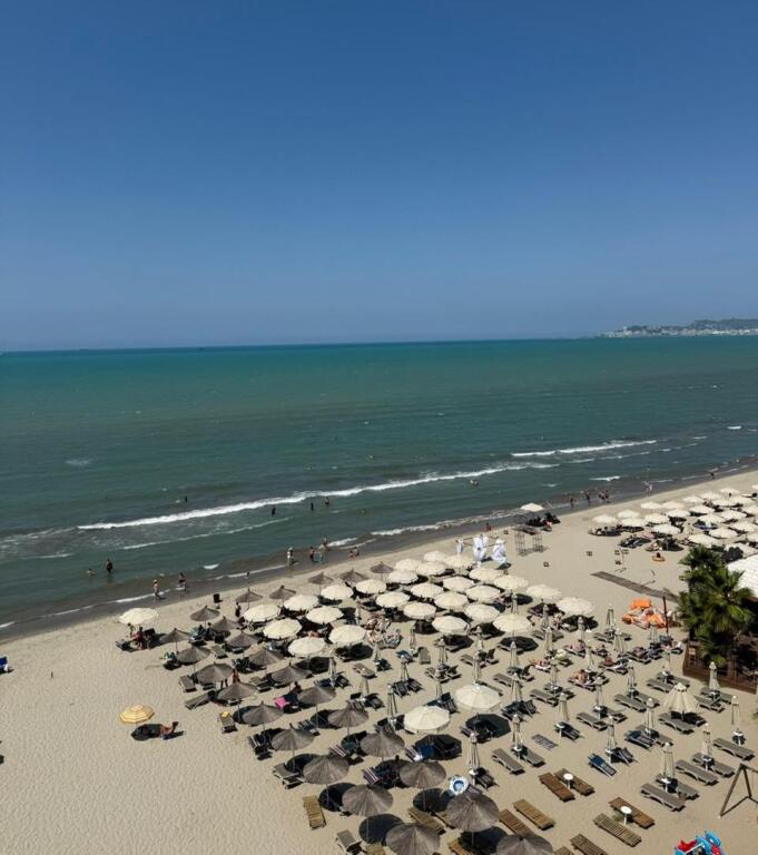 🏡 Jepet me qira afatgjatë apartament 1+1 – Vijë e Parë, Shkëmbi i Kavajës