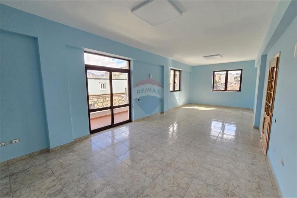 Ofrohet per qira ambient per zyra ne Rrugen Fadil Rada, ATSH.