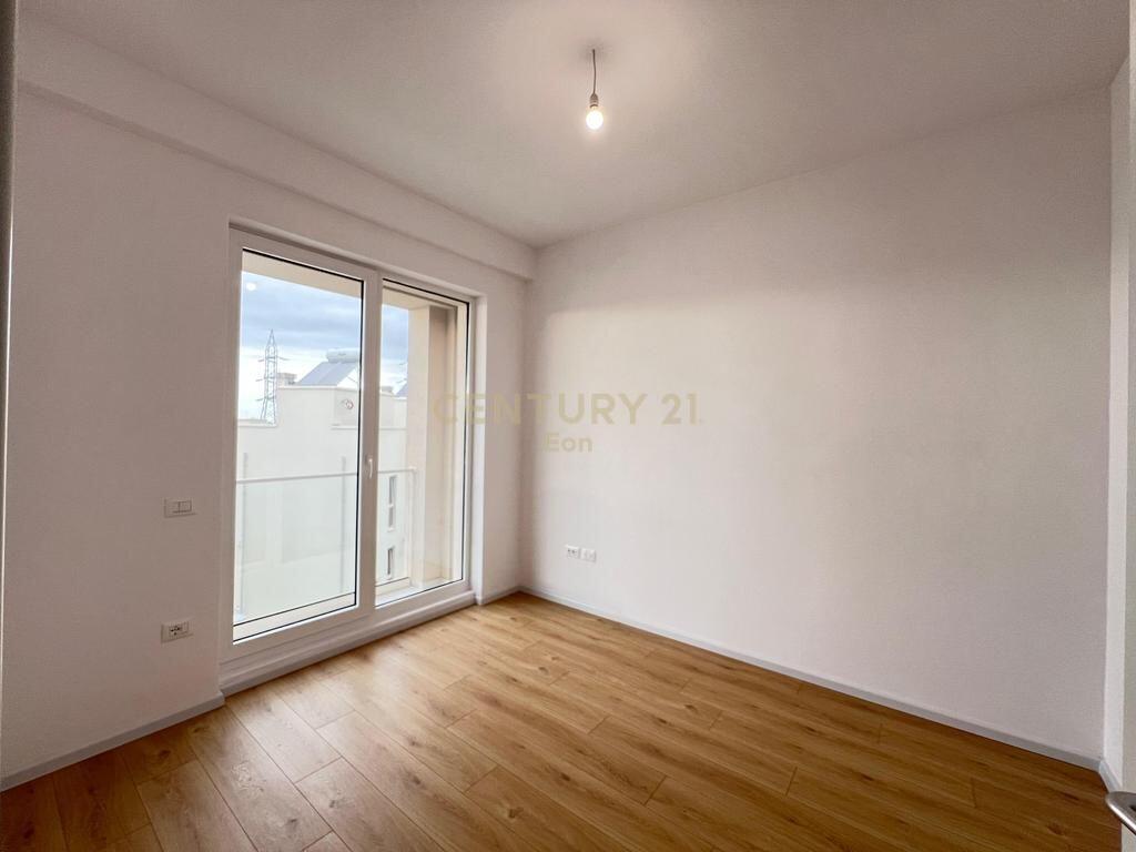 JAPIM ME QERA VILE NE FARKE, TIRANE