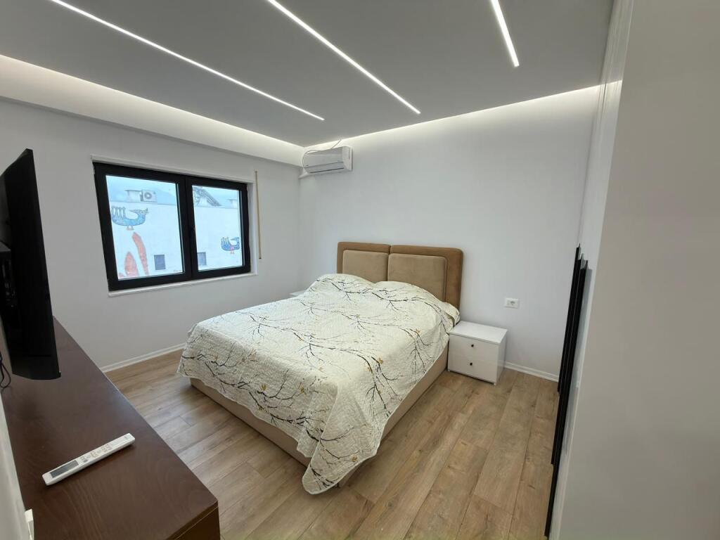 🏡 Shitet Apartament 1+1 – 64.39 m² total, i investuar plotësisht 📍 Kodra e Diellit, Rezidenca Zgjatimi 1  Apartament i pa banuar më parë, në katin e 5-të, orientim lindje me pamje nga Dajti, shumë i qetë, me pamje të brendshme rezidence dhe pa pallat përballë.  ✨ Investim total: 30,000 € Parket cilësor, patinim, gips dekorativ, mobilim i ri, pajisje Samsung/Bosch dhe hidrosanitare premium.  💶 Çmimi total: 160,000 € Investimi shitet edhe me faturë. Pajisjet e çmontueshme mund të hiqen sipas dëshirës së klientit.  🔑 Certifikatë pronësie gati.