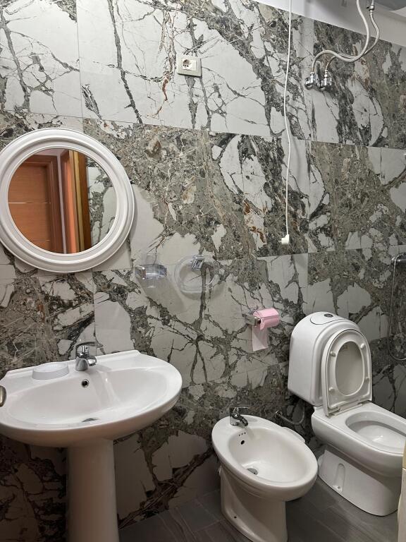 Jepet me qira: Apartament 2+1 i mobiluar ,Rruga e Çipajve, Vlorë