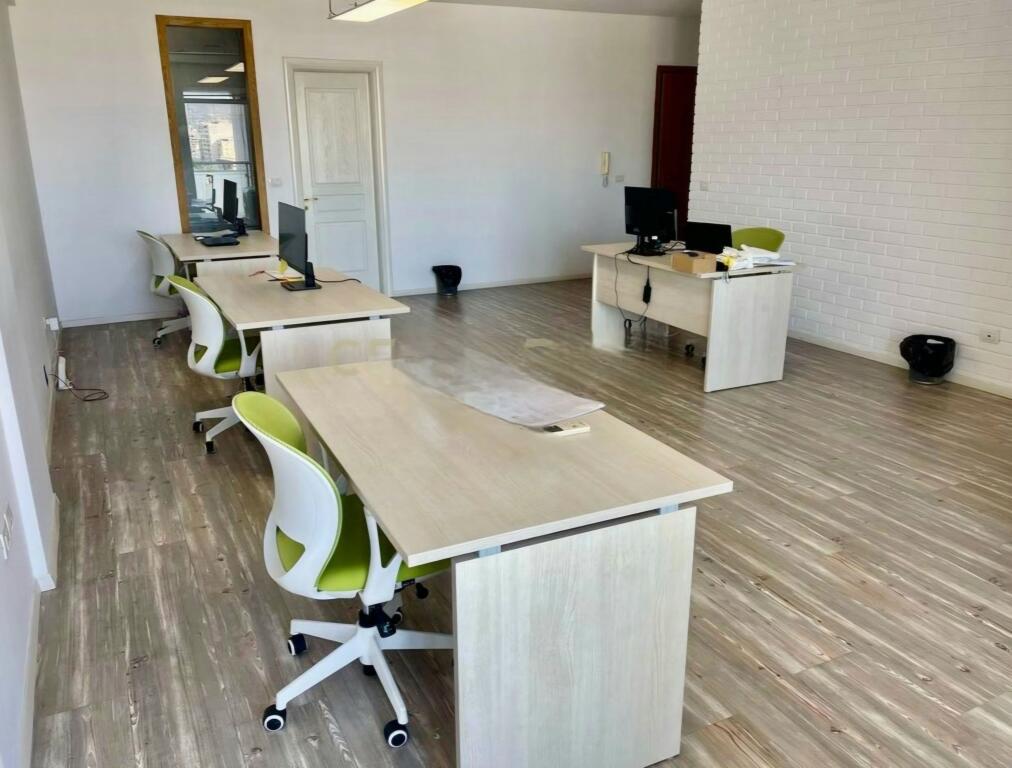 Zyre 125m2 me post parkimi prane Liceut Artistik!