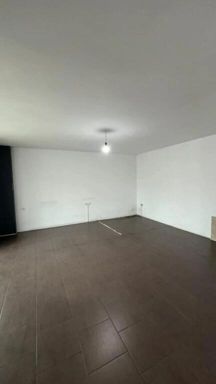 Ambjent Biznesi me Qira tek Zogu i Zi, tek Ring Center 🏢📍