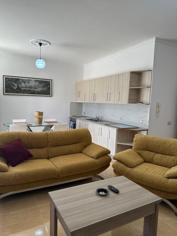 Jepet me qira: Apartament 2+1 i mobiluar ,Rruga e Çipajve, Vlorë