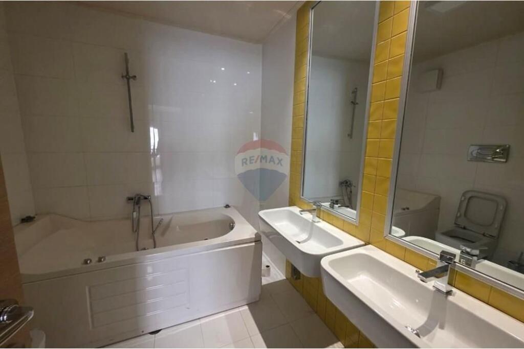 AMBIENT BIZNESI PER SHITJE TEK LIBRI UNIVERSITAR!