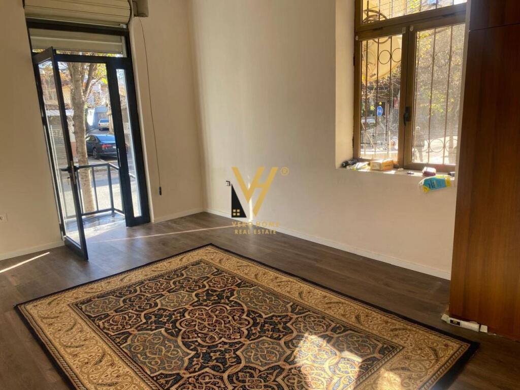 JEPET AMBIENT BIZNESI 75 M2 ME QIRA TE RRUGA E DIBRES 1.500 EURO